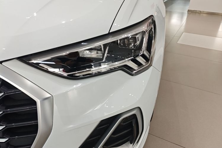 Audi Q3 2022 car image #23