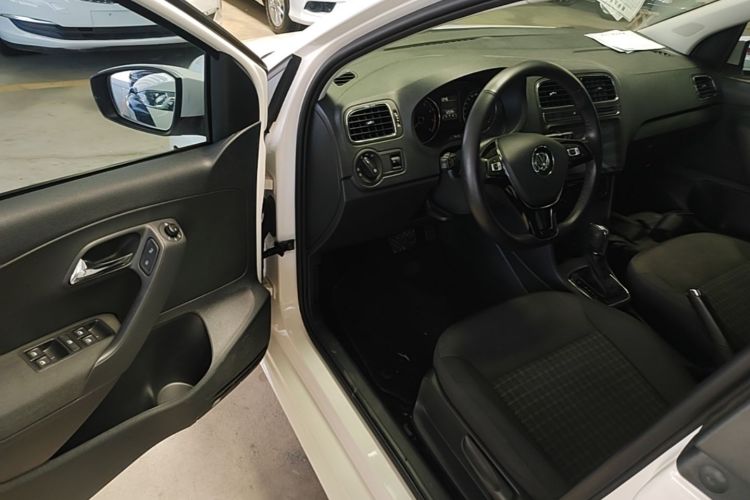 Volkswagen Polo 2018 car image #12