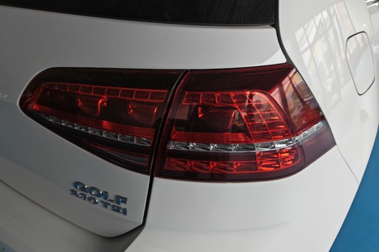 Volkswagen Golf 2017 car image #8