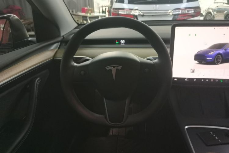 Tesla Model Y 2023 car image #11
