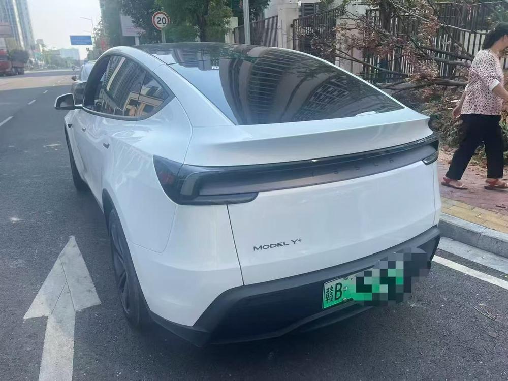 Tesla Model Y 2026 immagine di auto #4