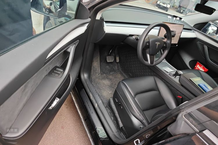 Tesla Model Y 2023 car image #18