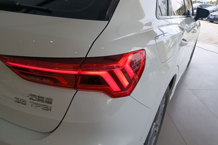Audi Q3 2023 car image #8