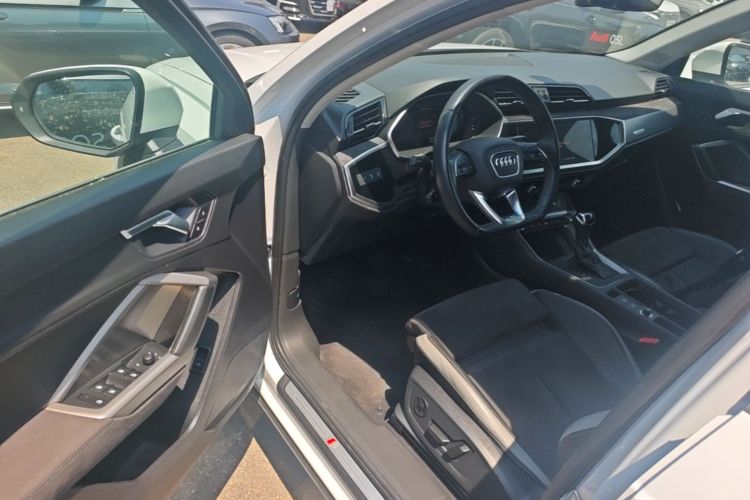 Audi Q3 2024 car image #16