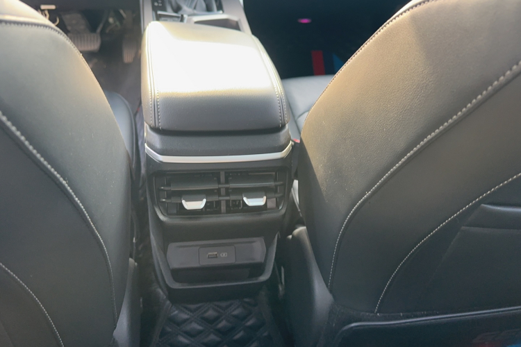 GEELY Emgrand 2022 car image #12