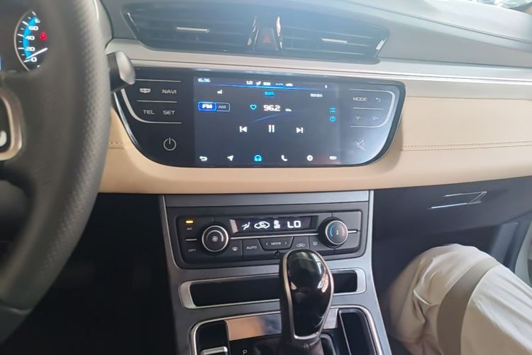 GEELY Emgrand 2018 car image #13