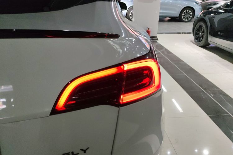 Tesla Model Y 2022 car image #8