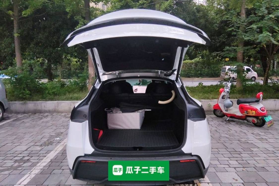 Tesla Model Y 2025 immagine di auto #8