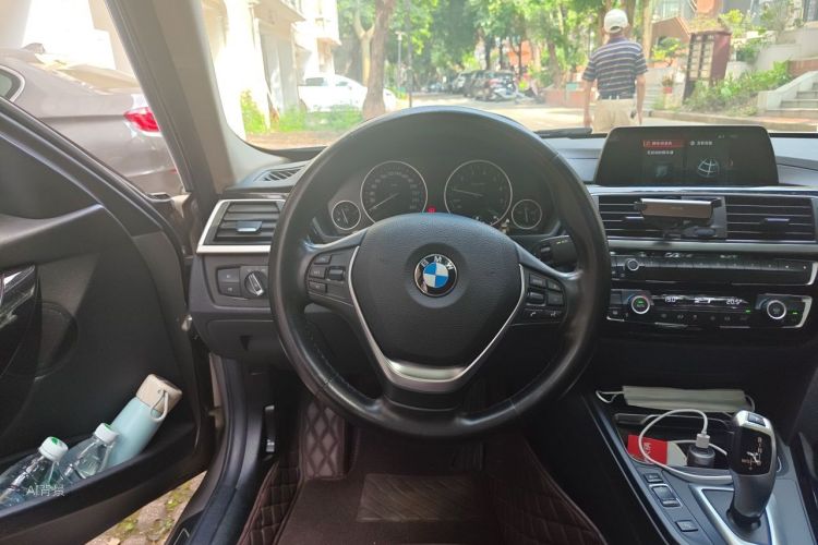 BMW 3 Series 2018 car image #12