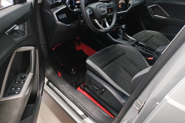 Audi Q3 2022 car image #16