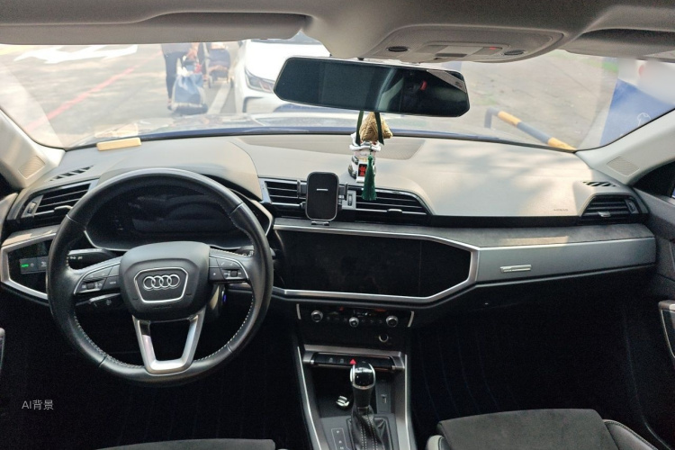 Audi Q3 2020 car image #11