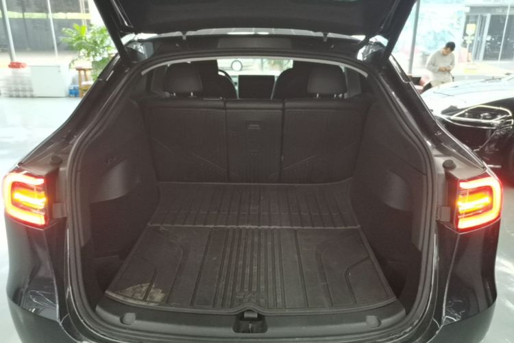 Tesla Model Y 2024 car image #19