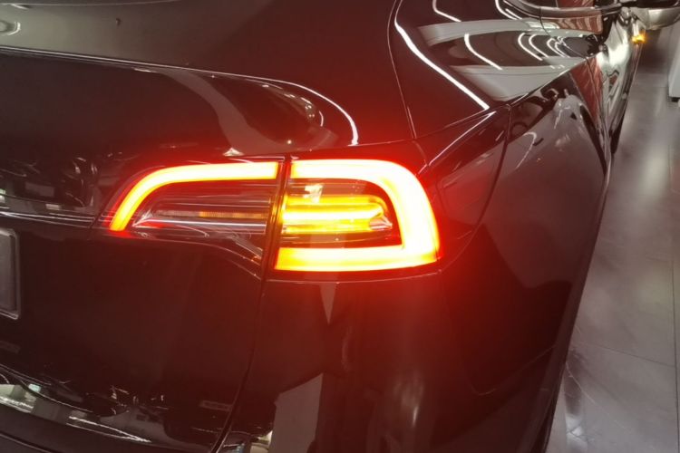 Tesla Model Y 2023 car image #8