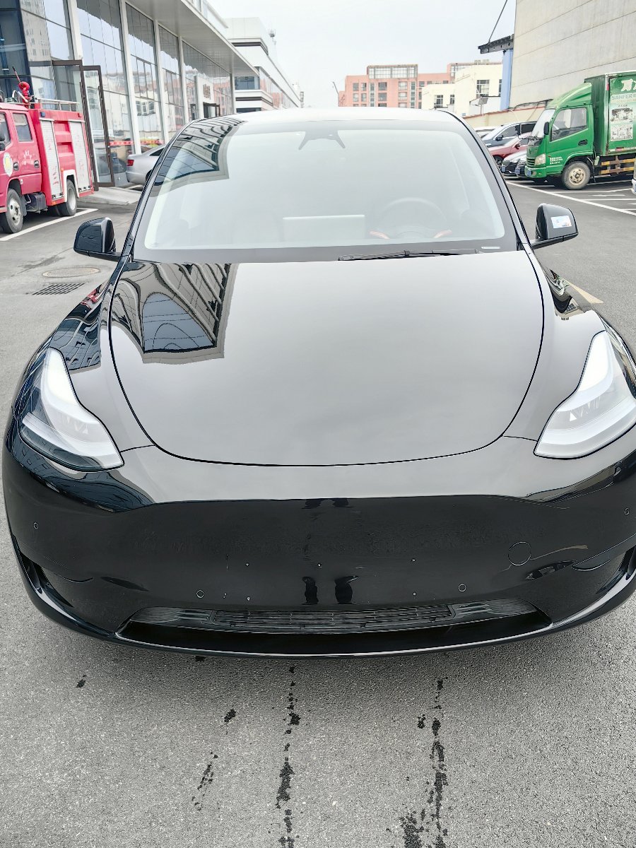Tesla Model Y 2023 car image #2
