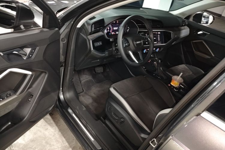 Audi Q3 2020 car image #16