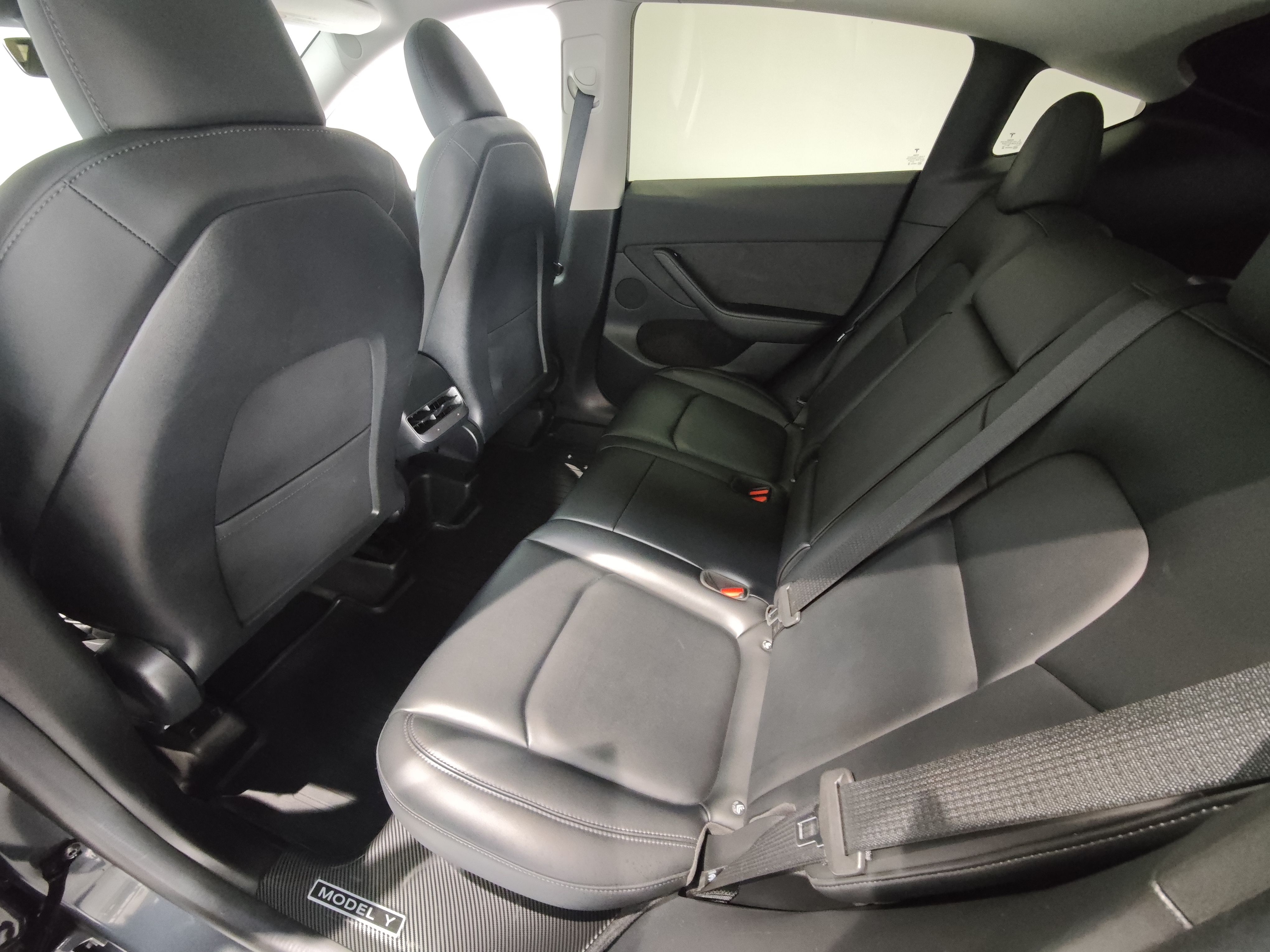 Tesla Model Y 2022 car image #10