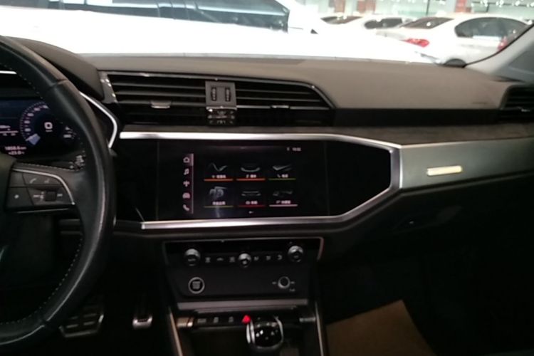 Audi Q3 2021 car image #13