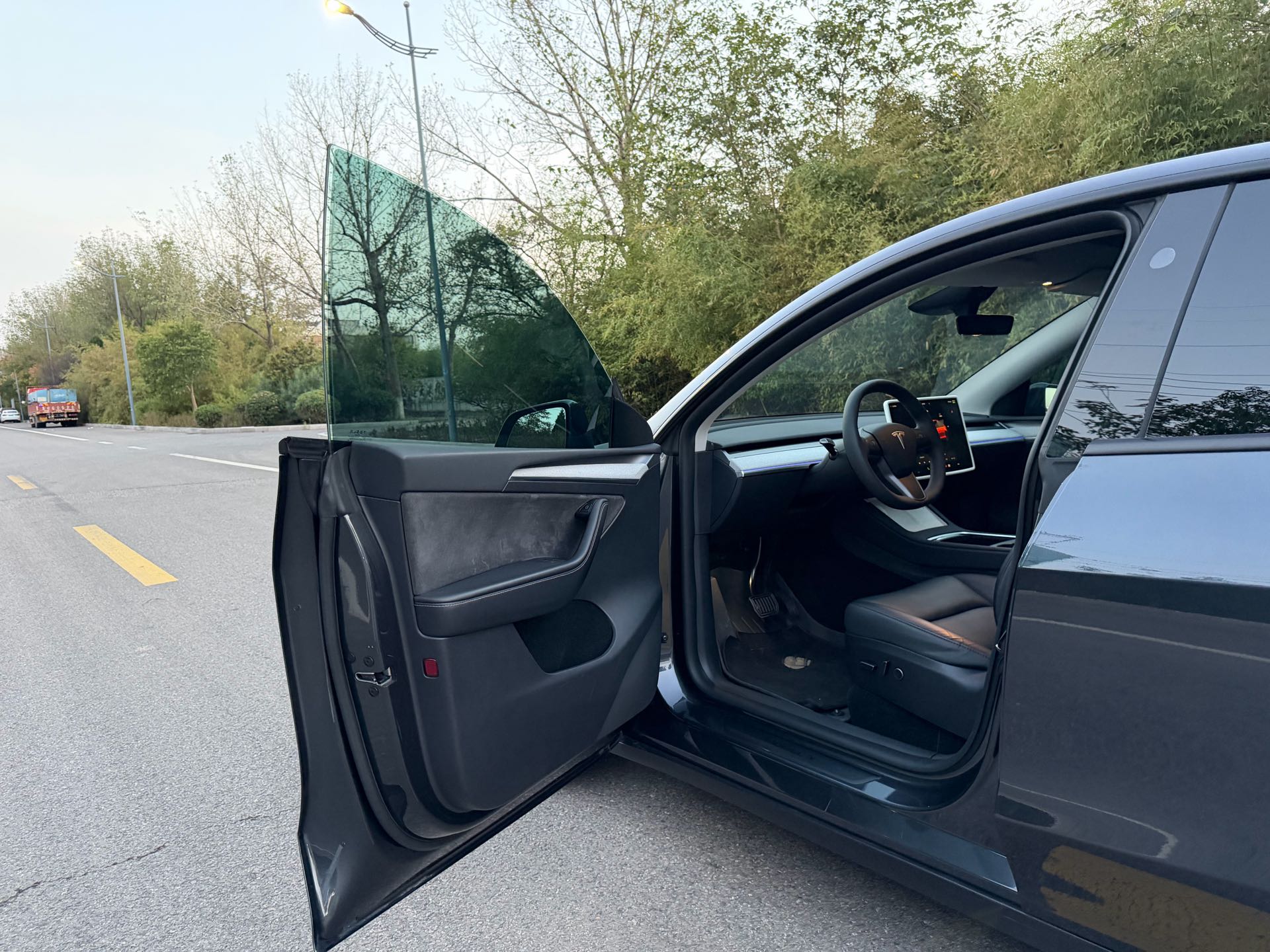 Tesla Model Y 2024 #4 Tesla Model Y 2024 car image #4