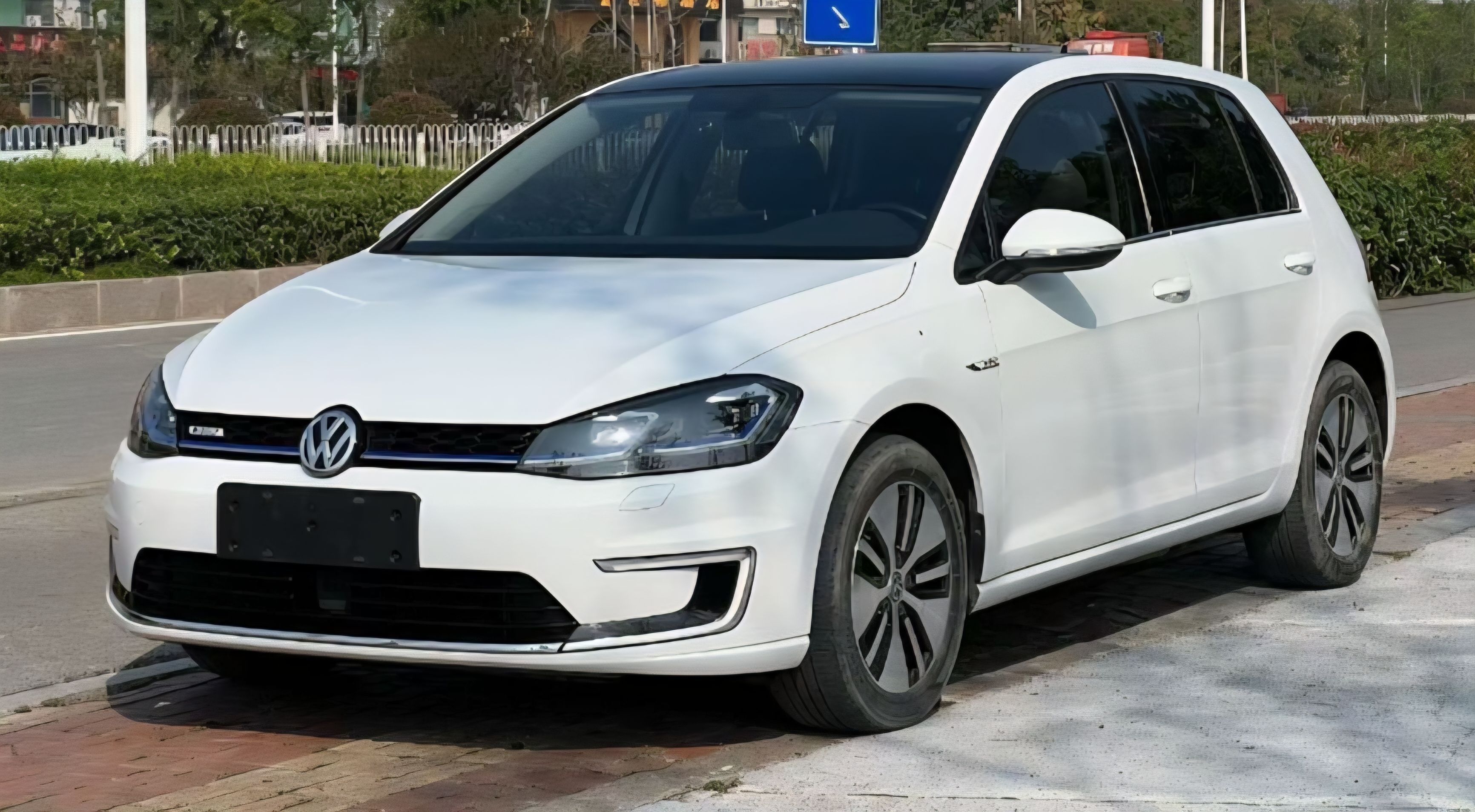 Volkswagen Golf Pure Electric 2020 Volkswagen Golf Pure Electric 2020 car image