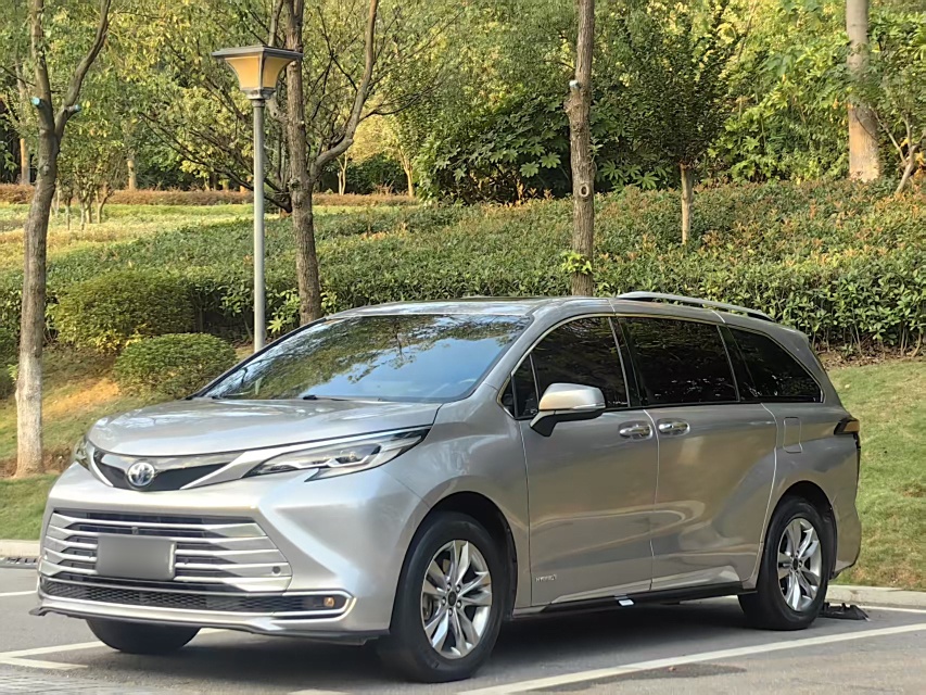 Toyota Sienna 2022 汽车图片 