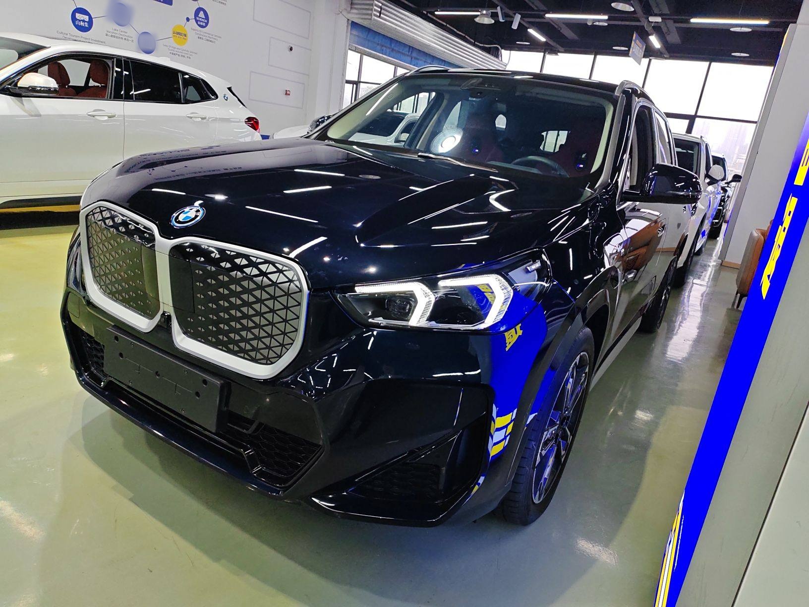 BMW iX1 2023 car image 