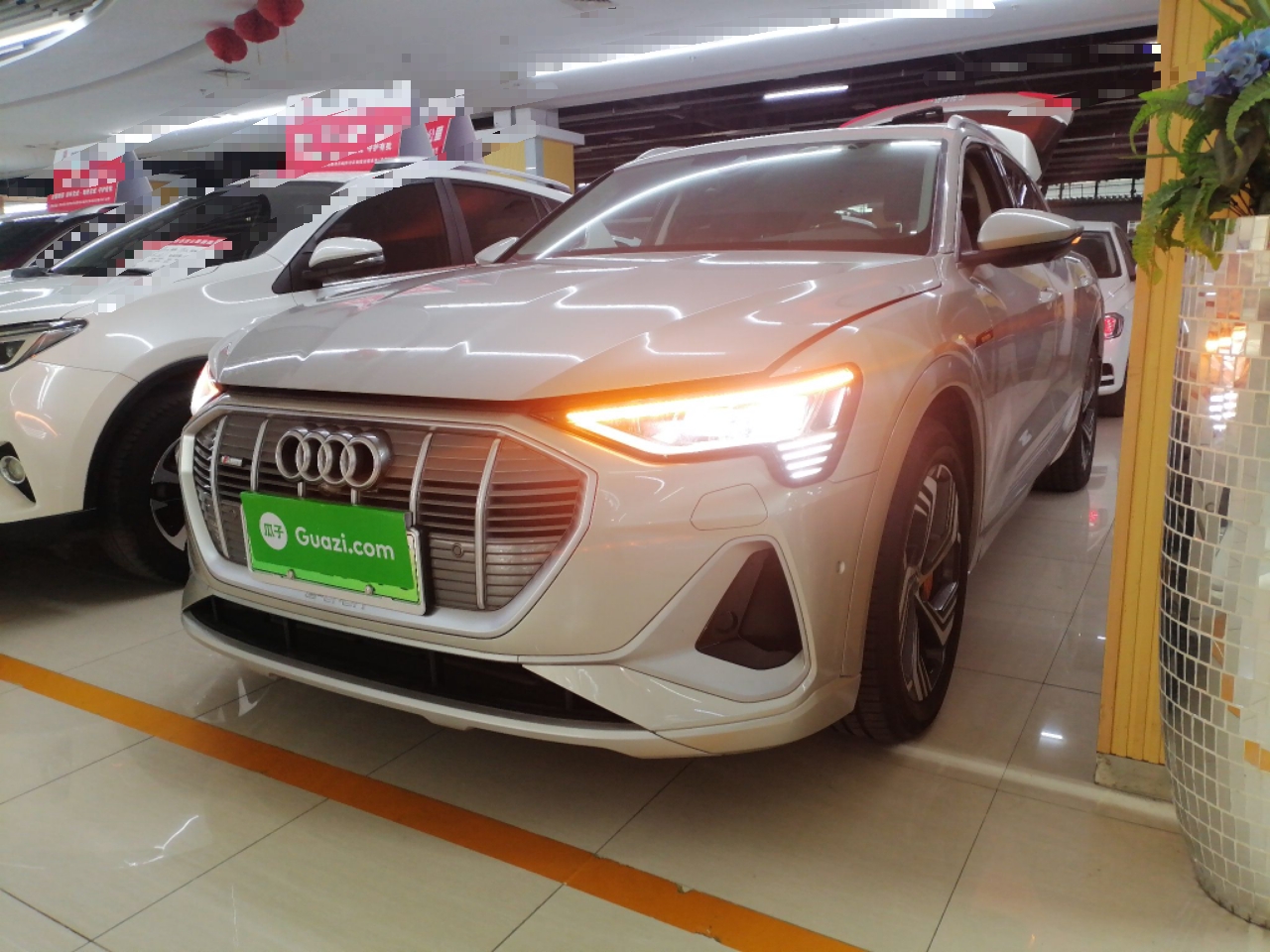 Audi e-tron 2022 car image 