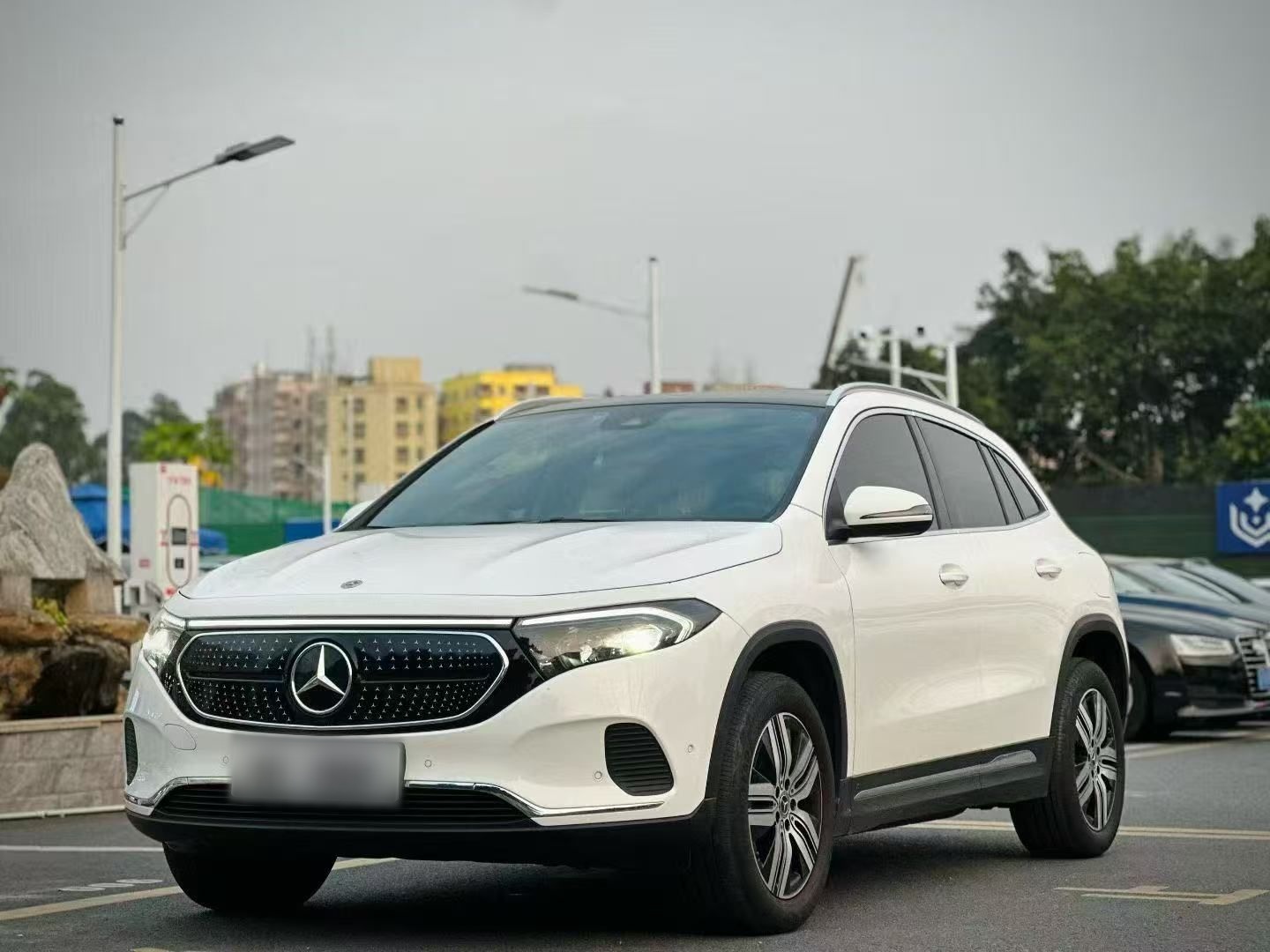 Mercedes-Benz EQA Class 2022 immagine di auto 