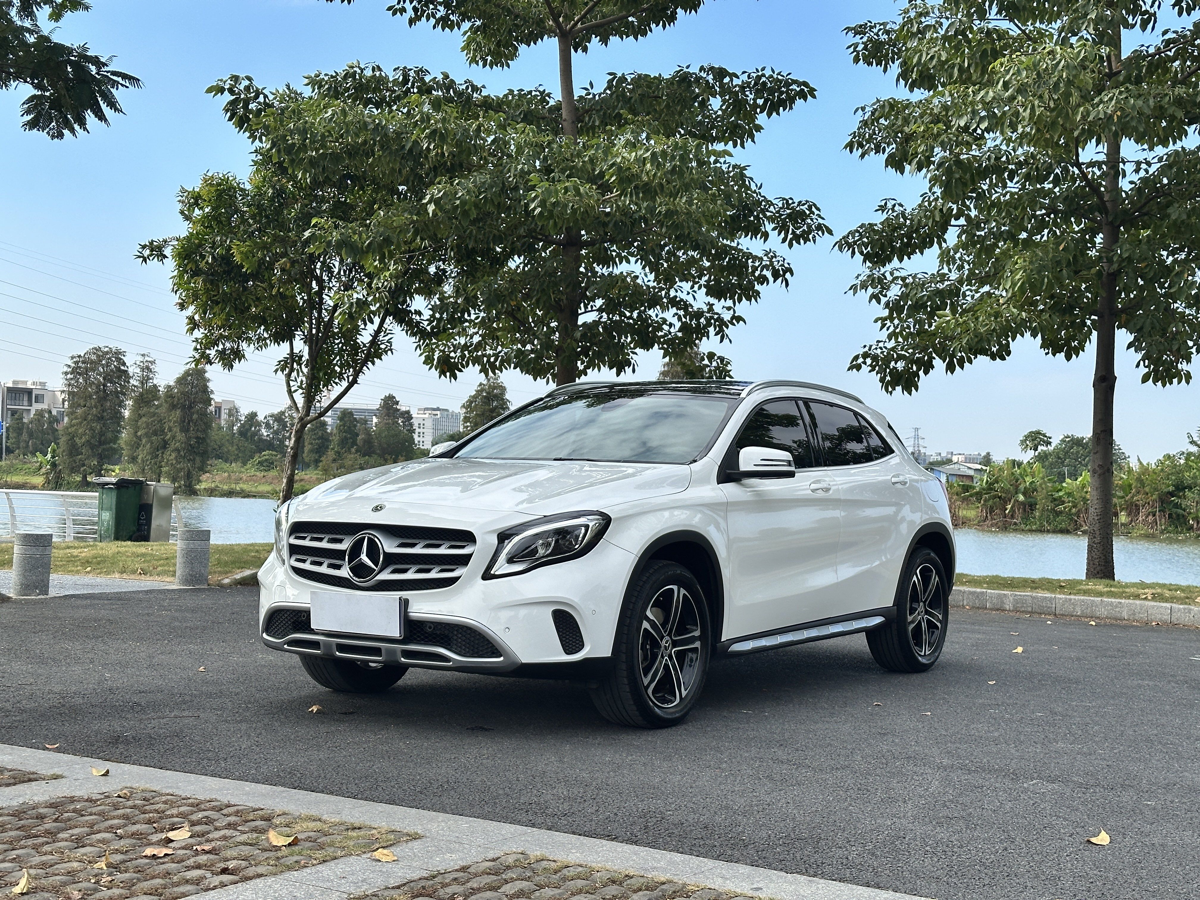 Mercedes-Benz GLA Class 2018 car image 