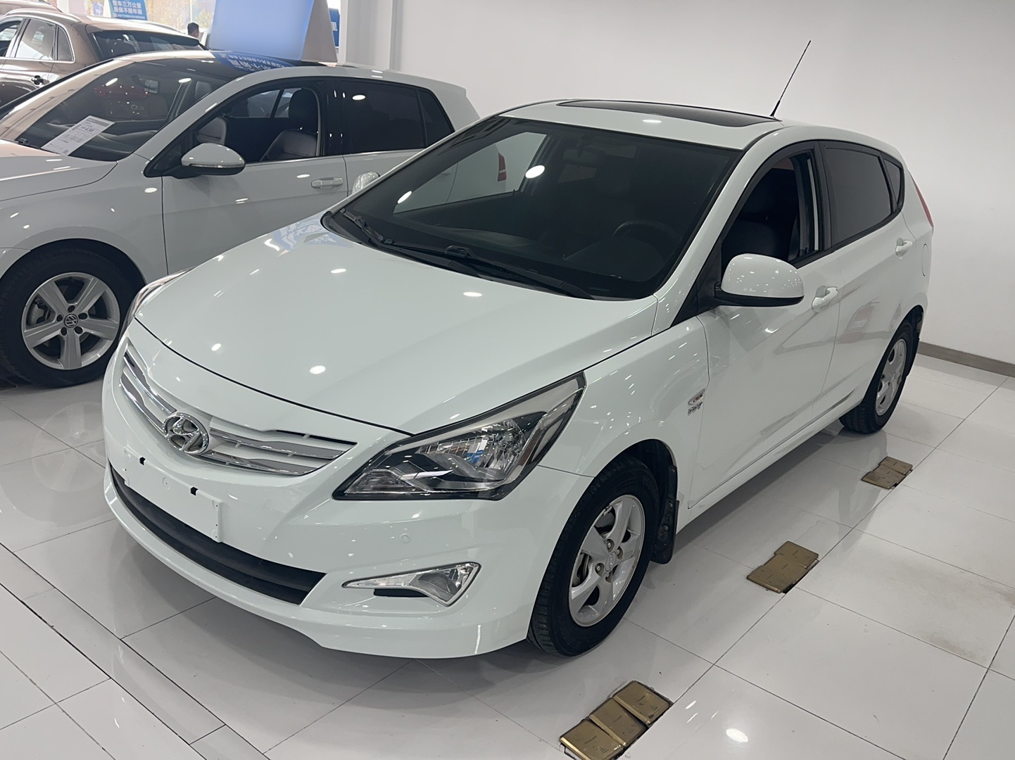 Hyundai Reina Hatchback 2015 Hyundai Reina Hatchback 2015 car image