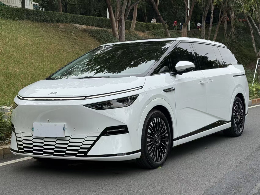 Xpeng X9 2025 immagine di auto 