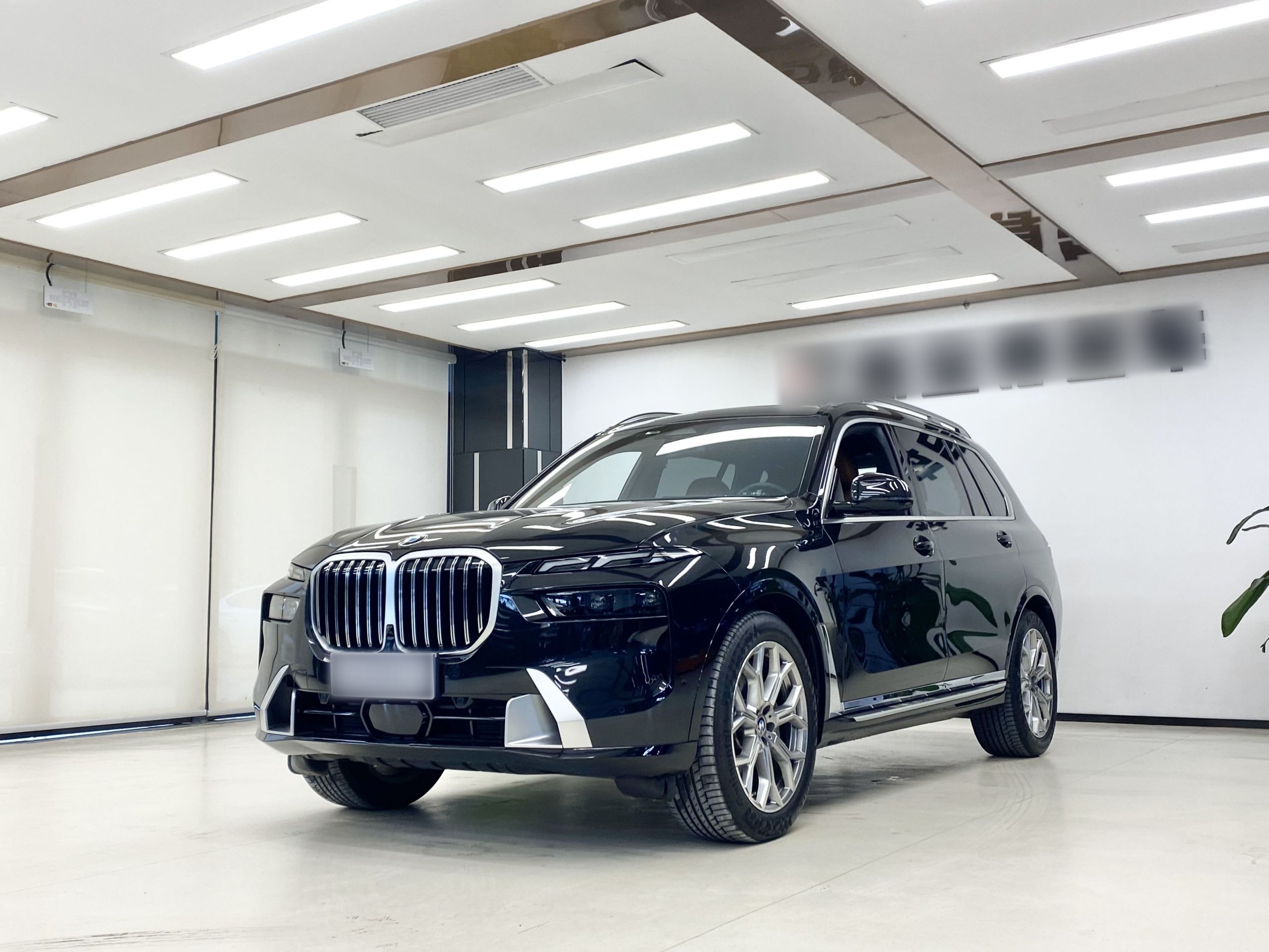 BMW X7 M60i 2024 car image 