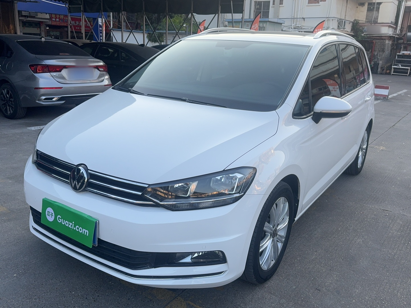 Volkswagen Touran 2021 car image 