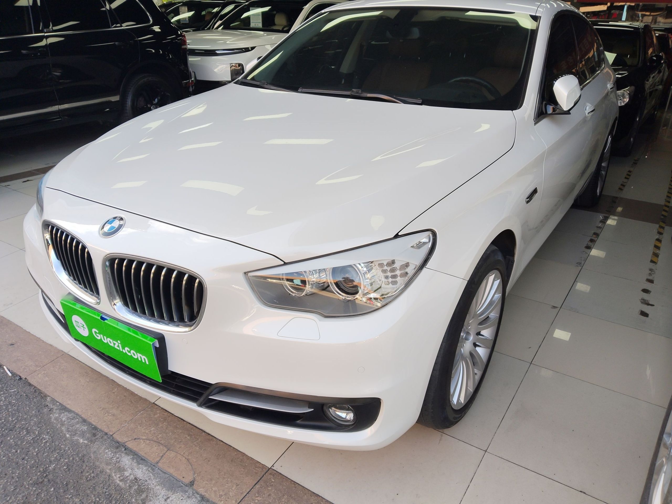 BMW 5 Series GT 2016 BMW 5 Series GT 2016 immagine di auto