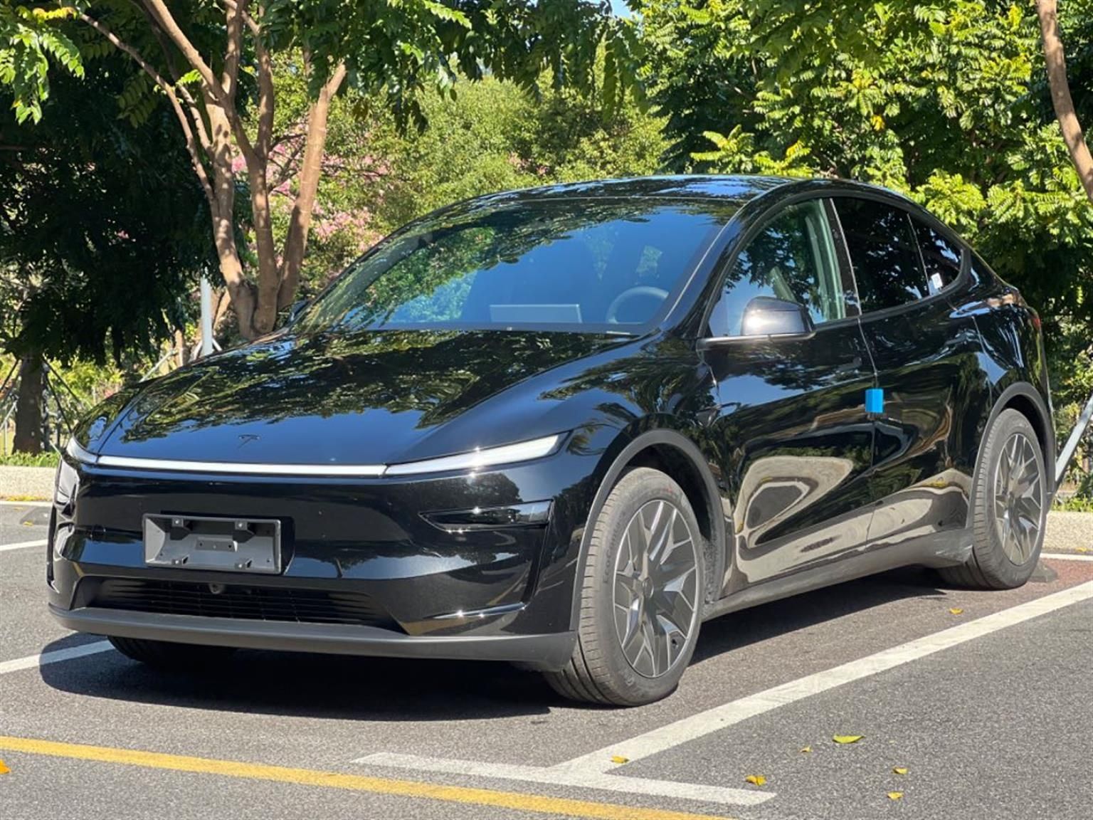 Tesla Model Y L 2025 汽车图片 