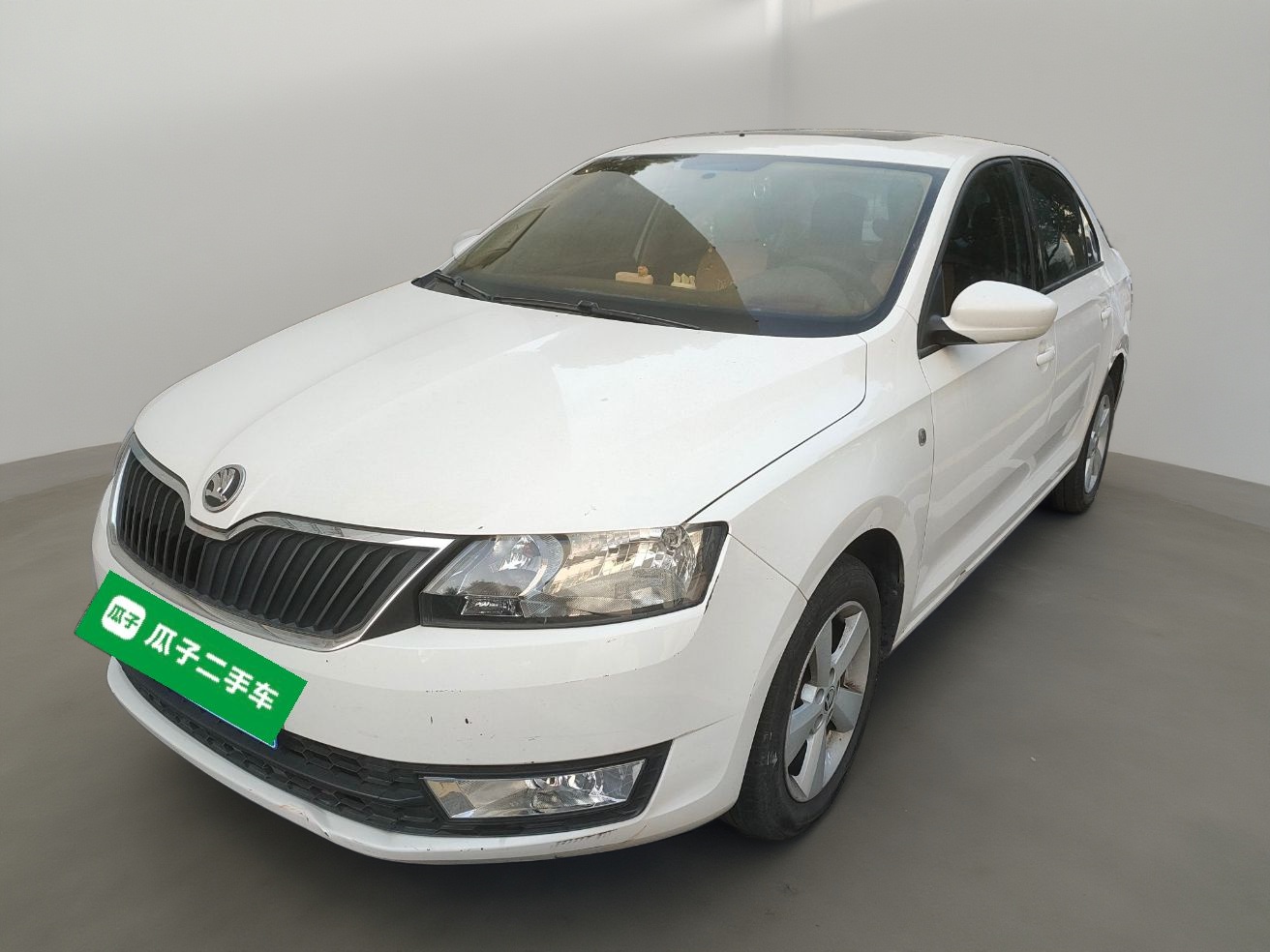 Skoda Rapid 2015 Skoda Rapid 2015 car image