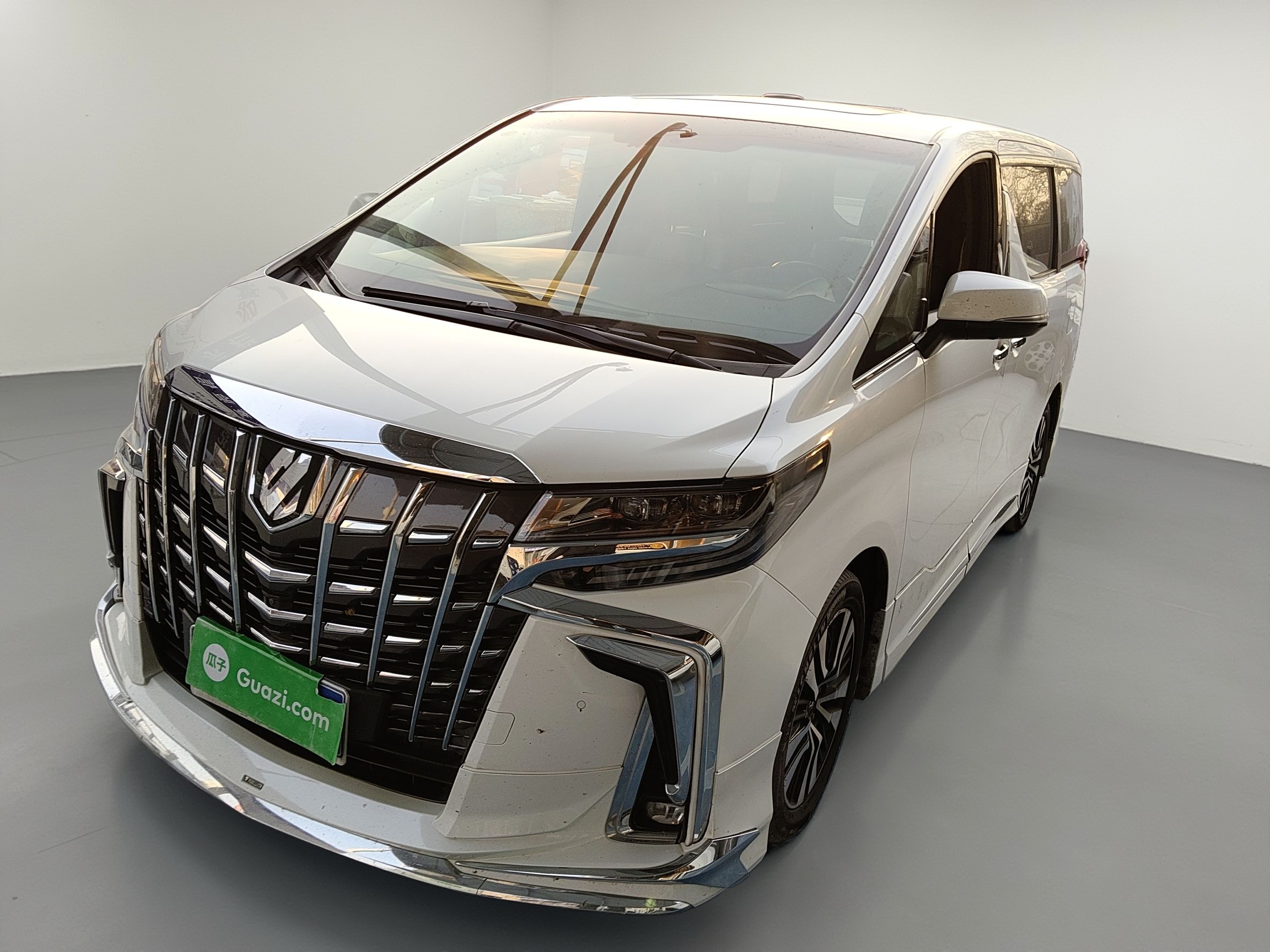 Toyota Alphard 2019 car image 