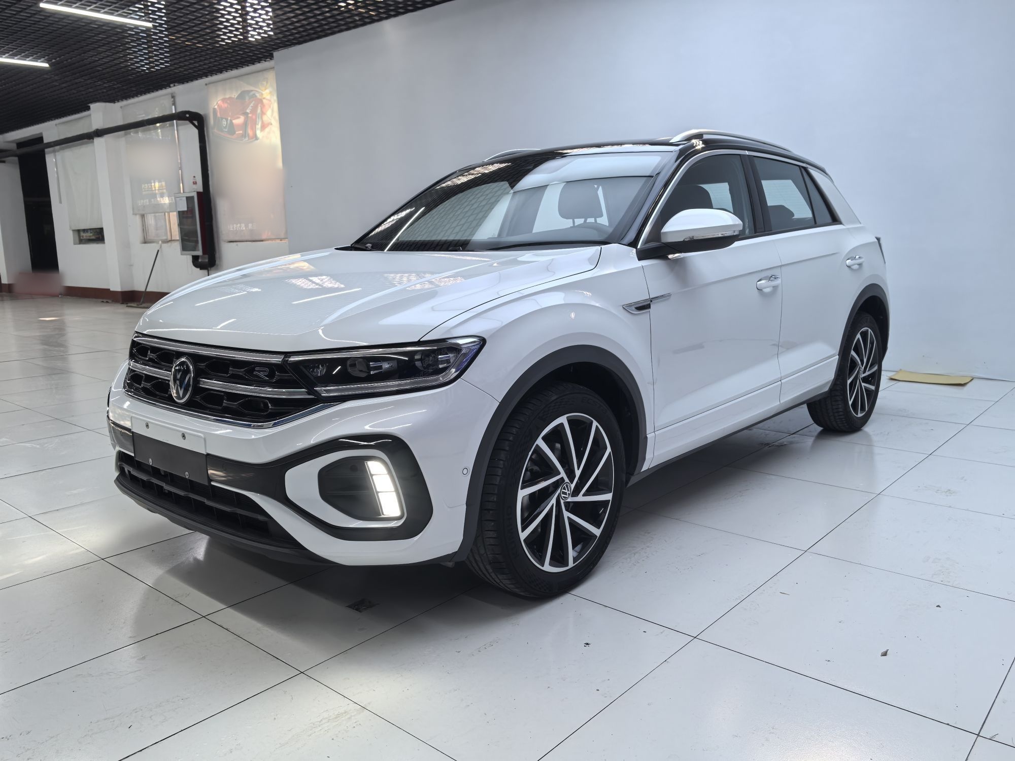 Volkswagen T-Roc 2023 car image 