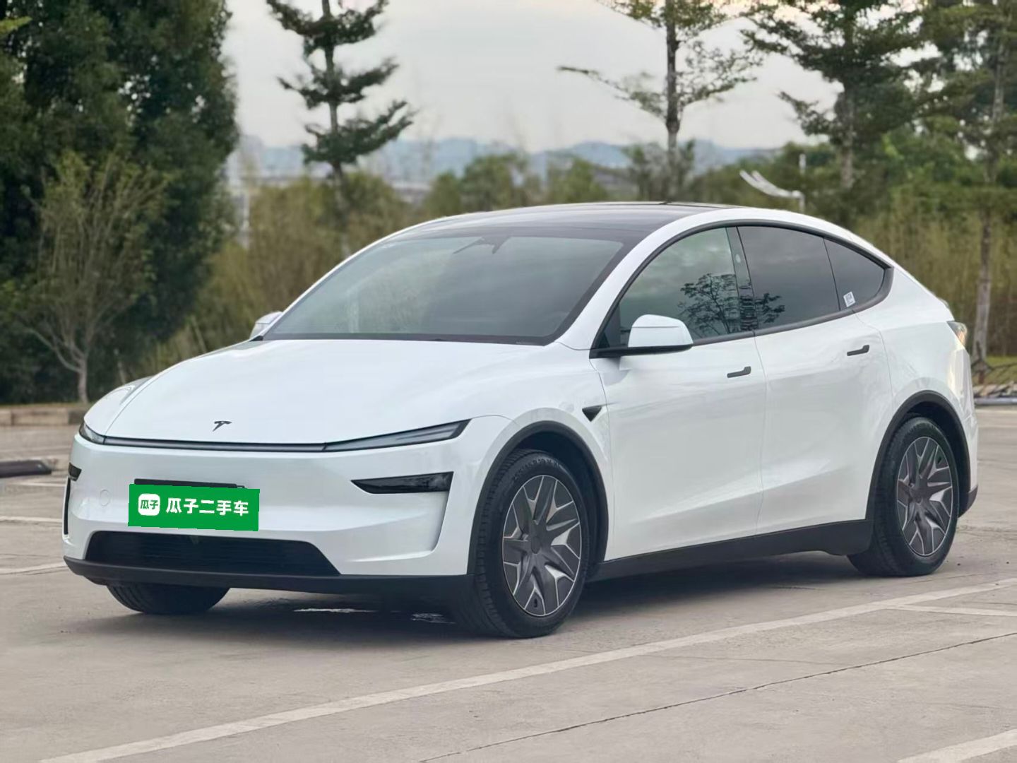 Tesla Model Y L 2025 汽车图片 