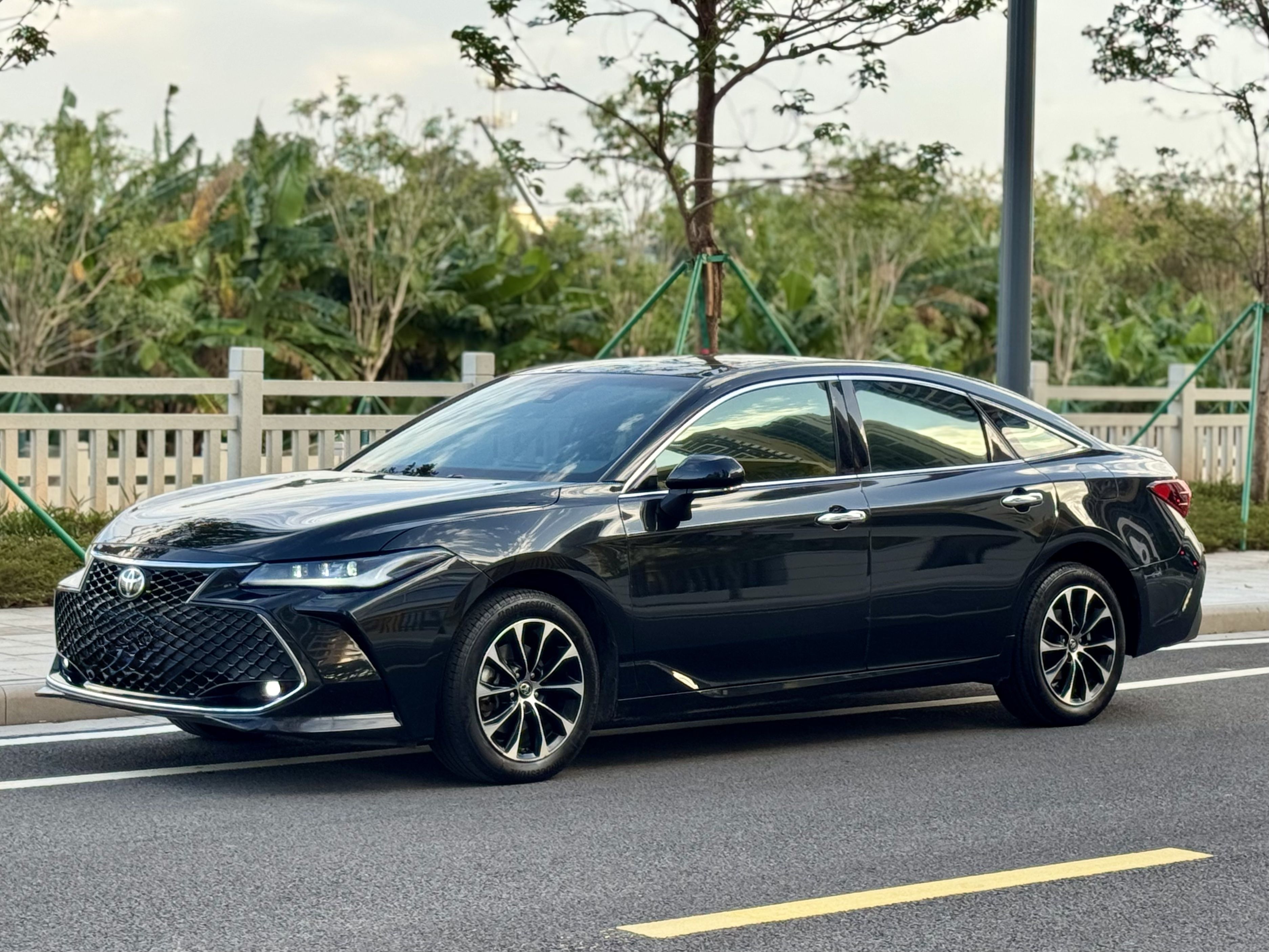 Toyota Avalon 2023 car image 