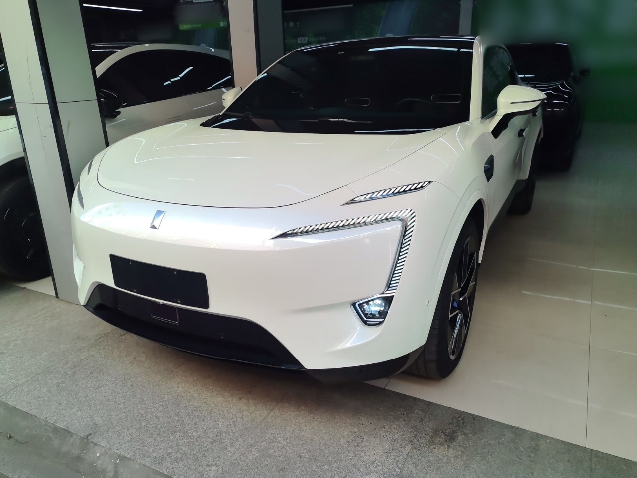 Avatr 11 2023 car image 