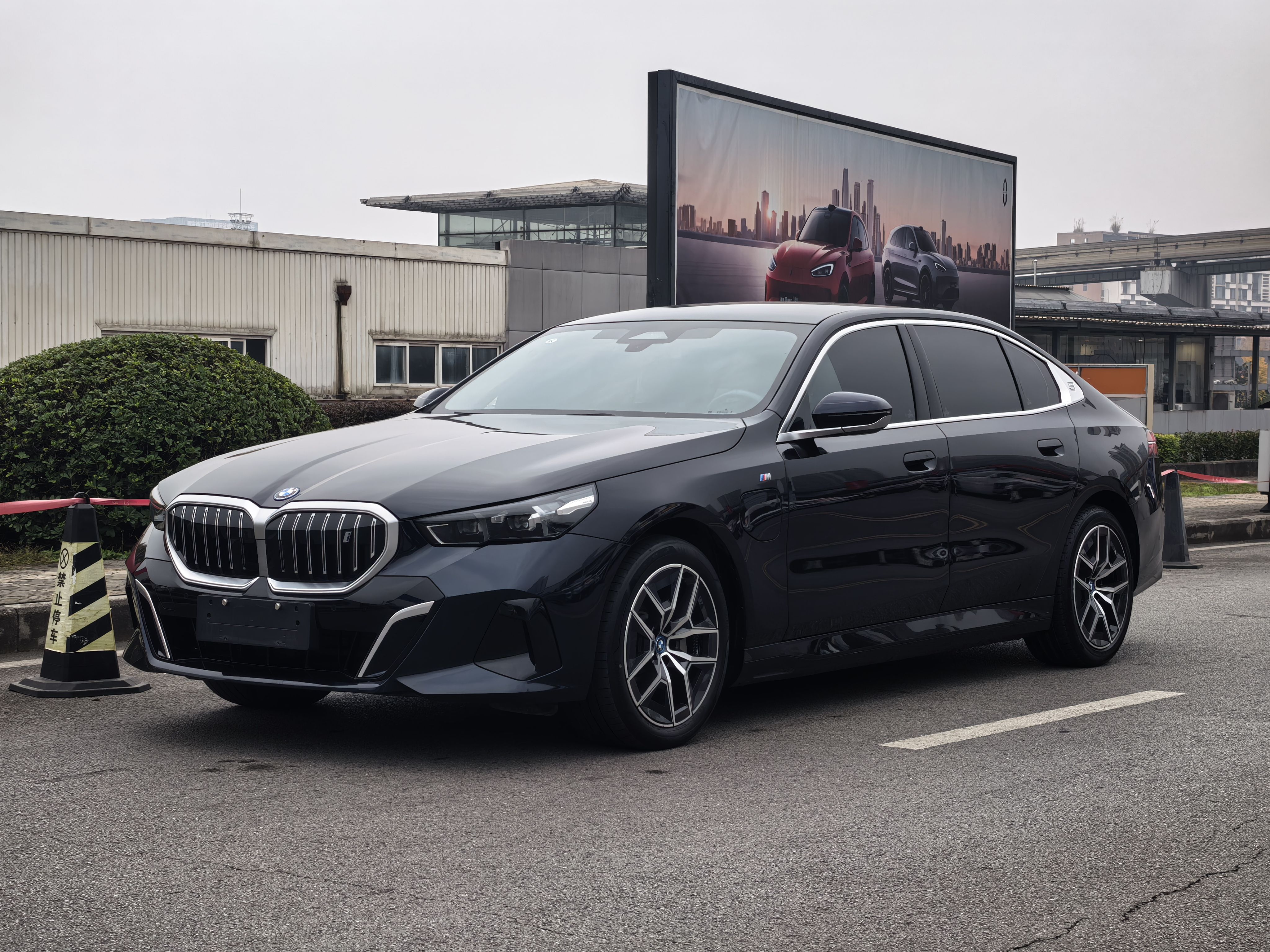 BMW i5 2024 car image 