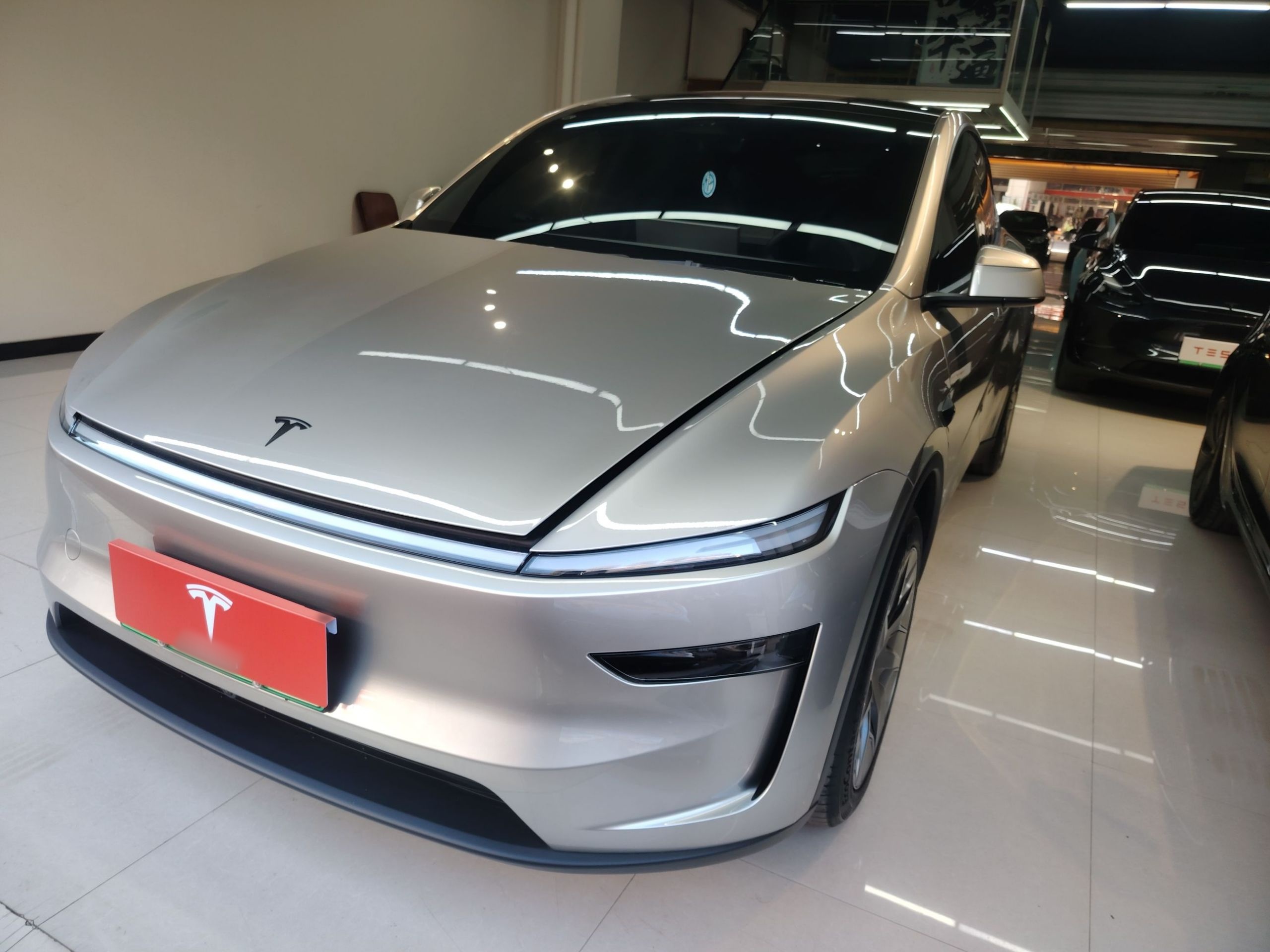 Tesla Model Y L 2025 汽车图片 
