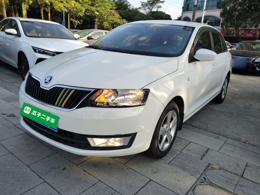 Skoda Rapid Spaceback 2017 Skoda Rapid Spaceback 2017 car image