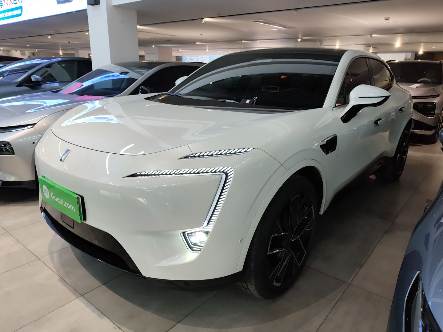 Avatr 11 2024 car image 