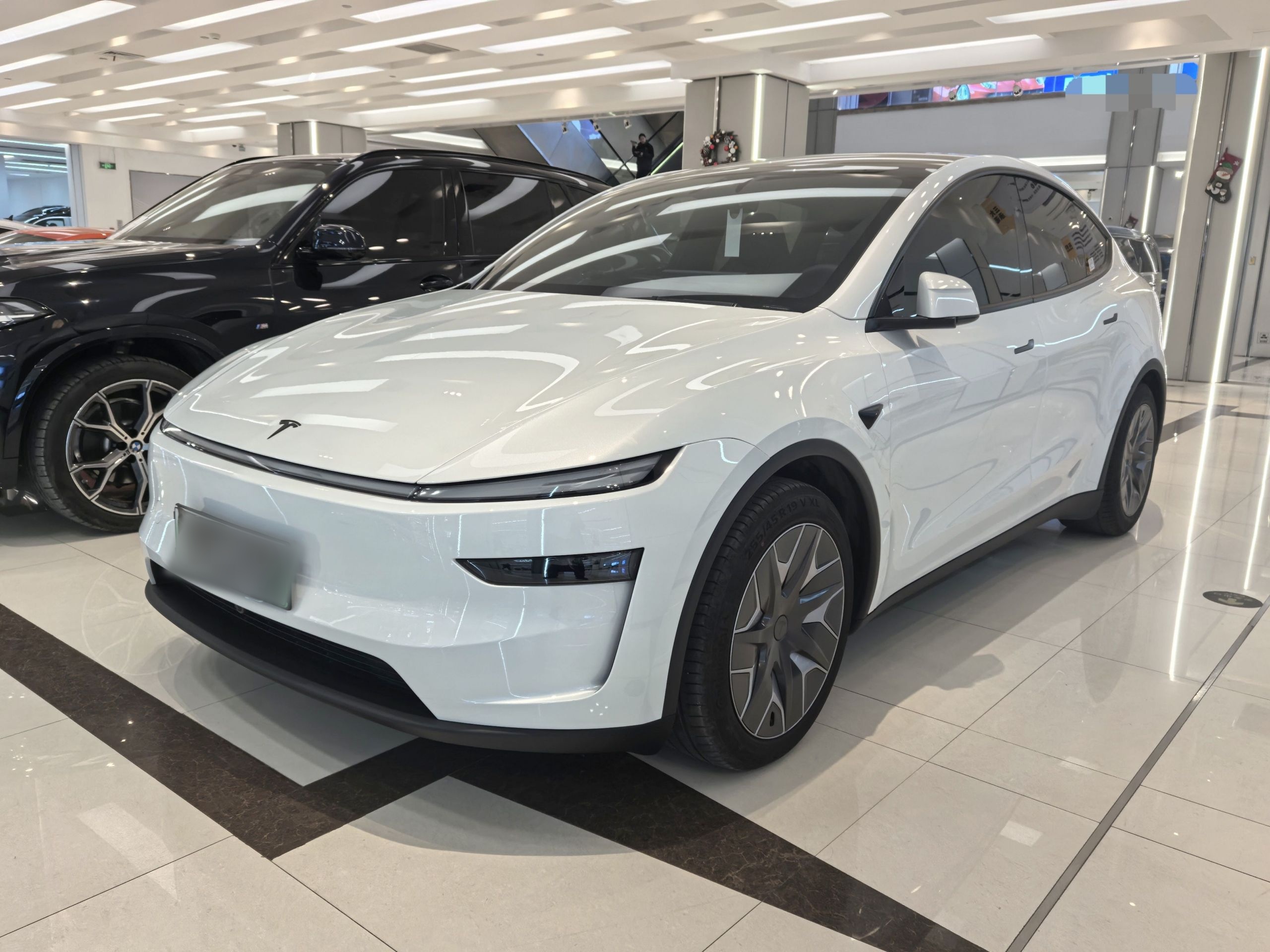 Tesla Model Y L 2025 汽车图片 