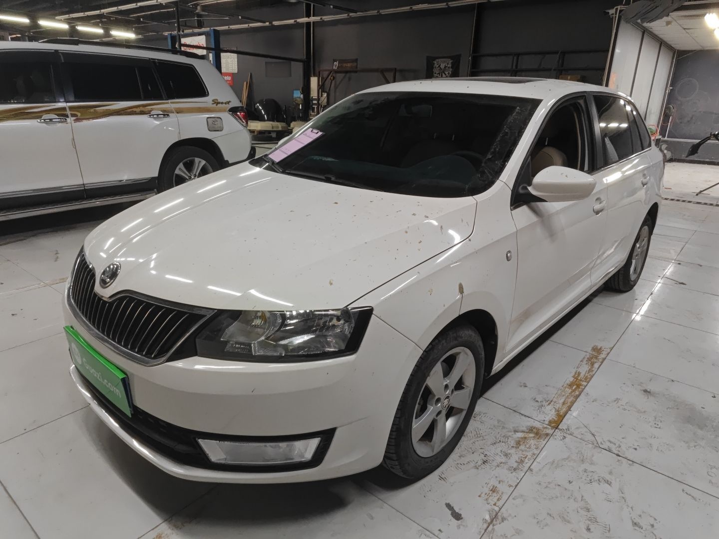 Skoda Rapid Spaceback 2016 Skoda Rapid Spaceback 2016 car image