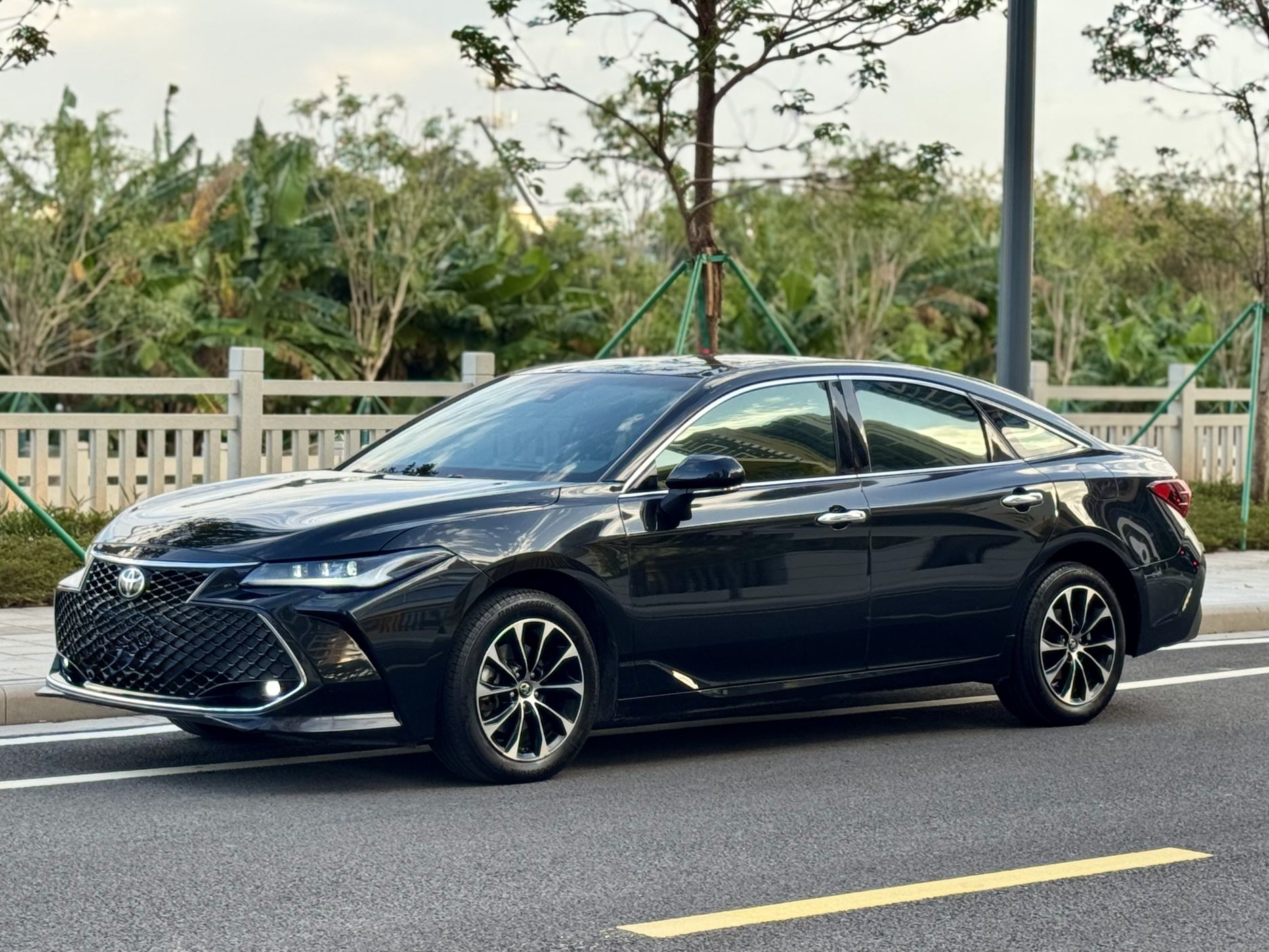 Toyota Avalon 2023 car image 