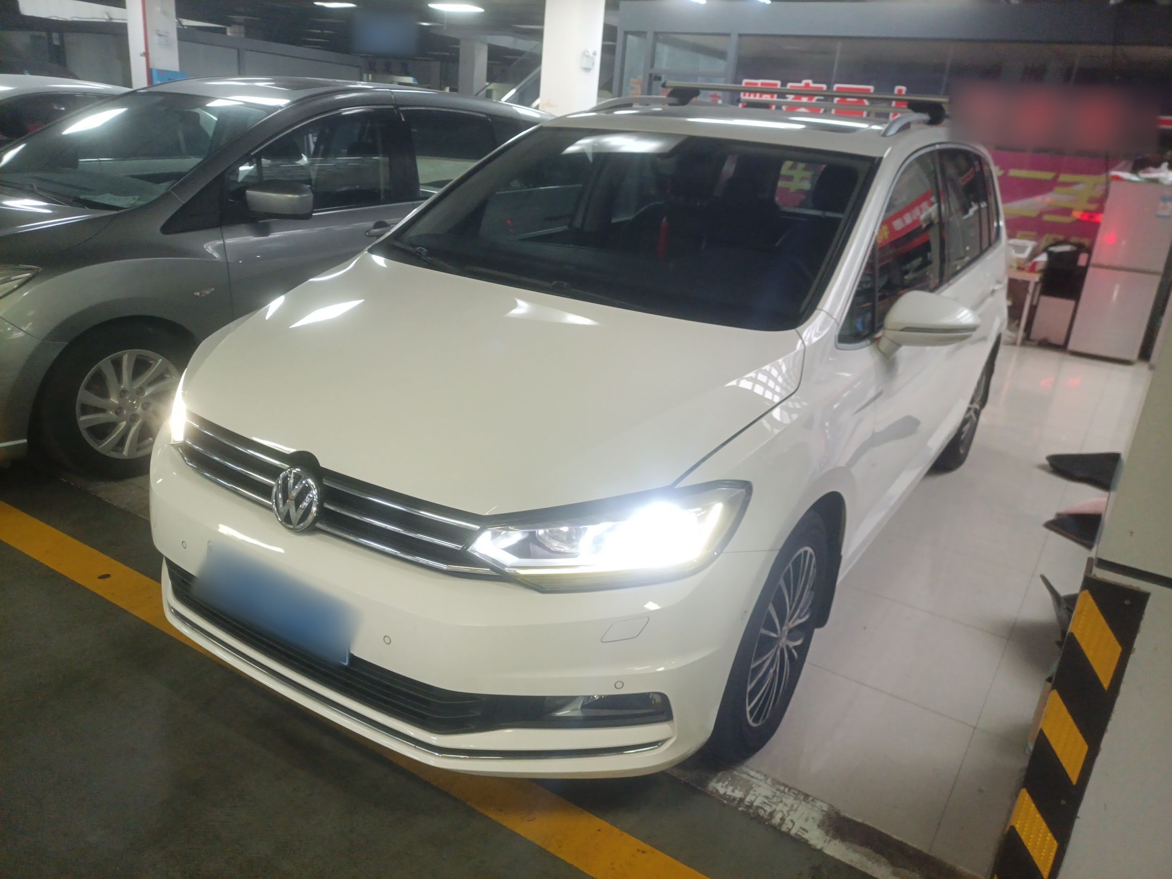 Volkswagen Touran 2018 car image 