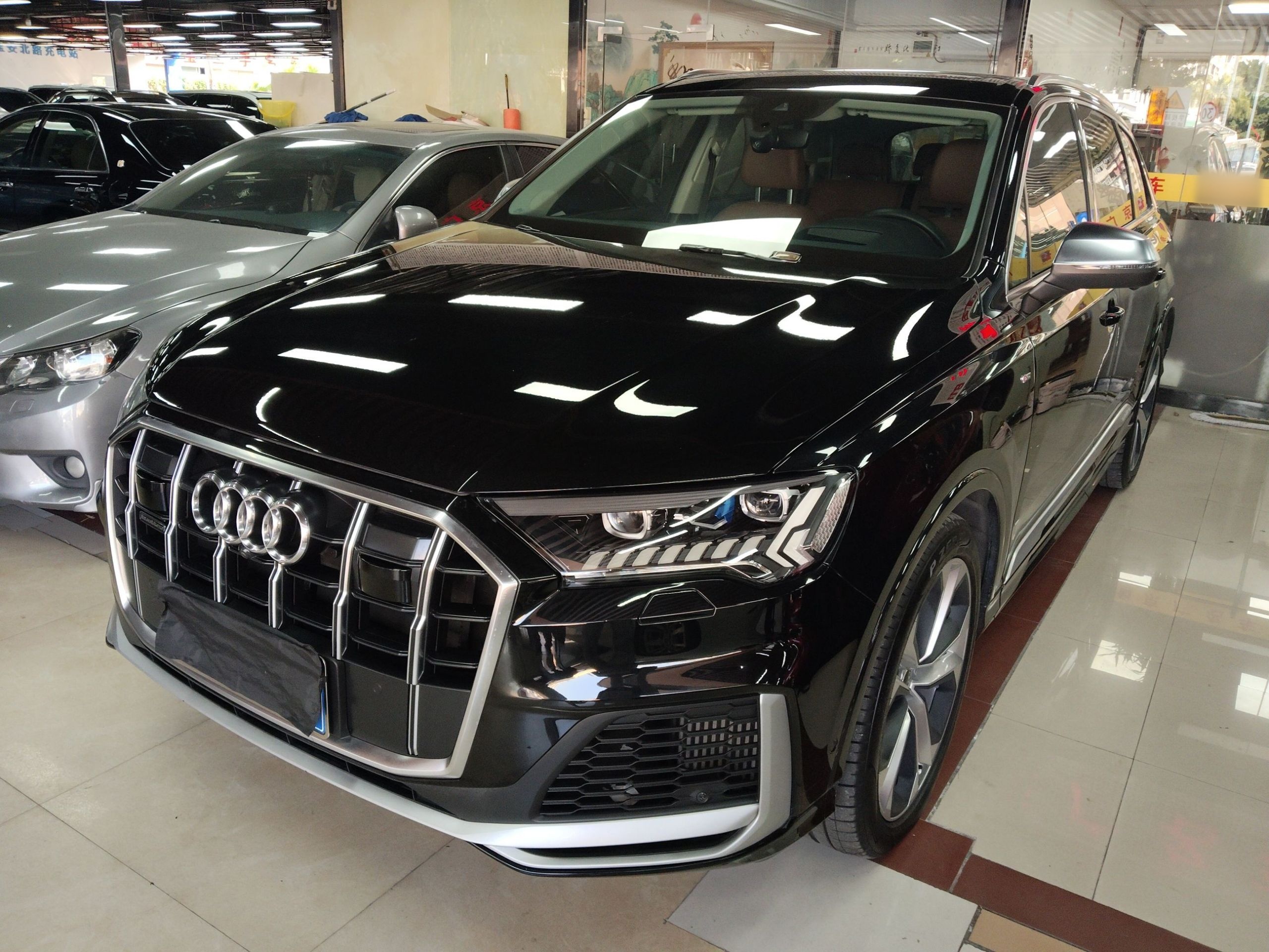 Audi Q7 2021 car image 