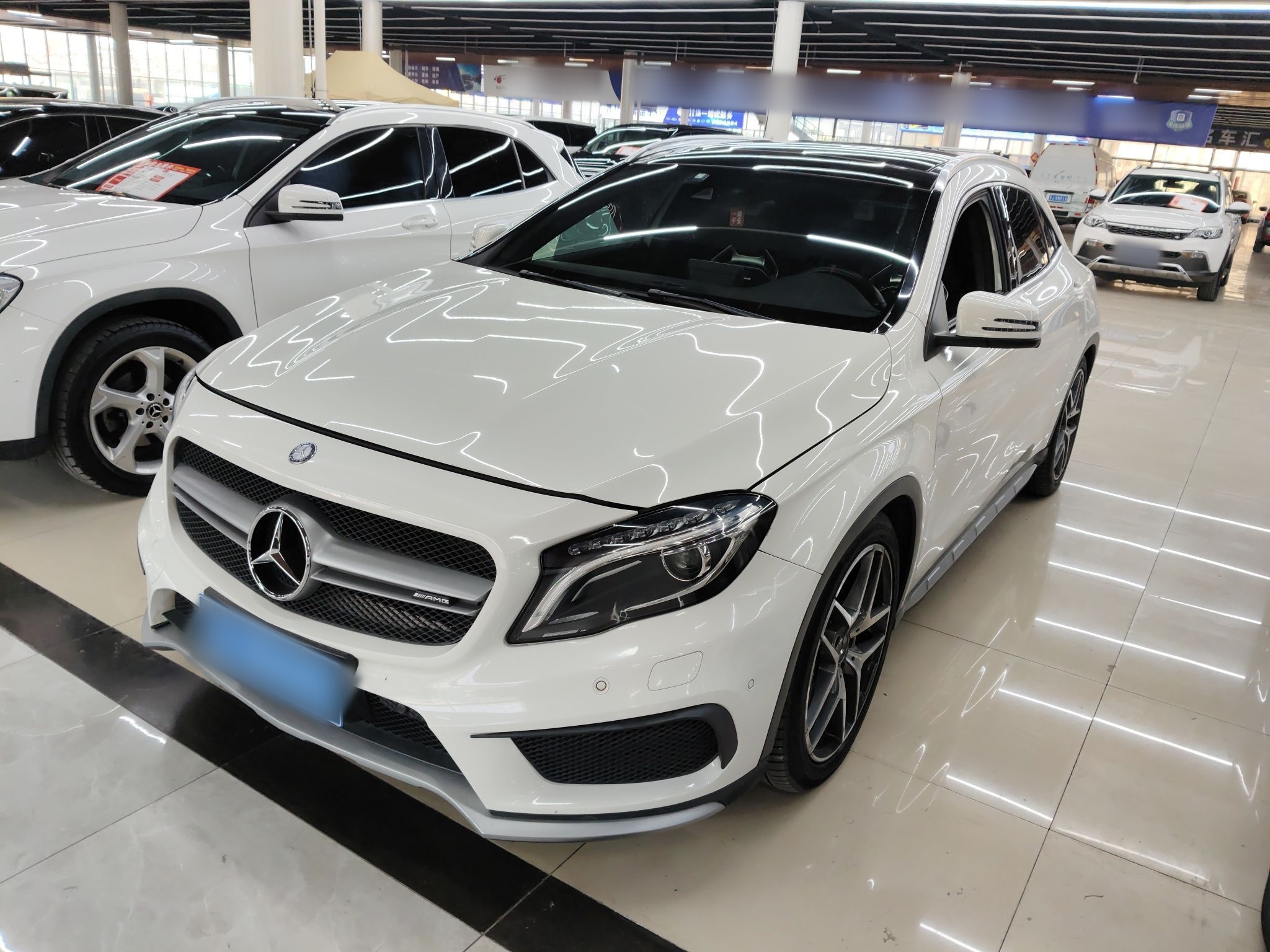 Mercedes-Benz GLA AMG 2016 Mercedes-Benz GLA AMG 2016 汽车图片